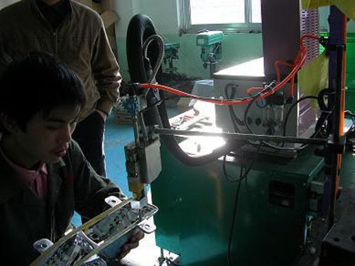 熱熔膠機(jī)在汽車(chē)工業(yè)的應(yīng)用